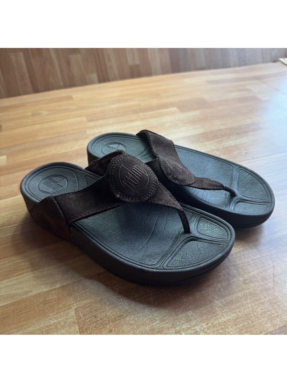 FitFlop Oasis thong sandals in dark brown suede. Size 5